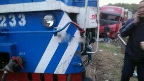 火车撞大货车视频,火车与货车相撞现场直击