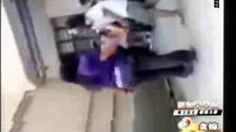 女生暴打同学视频,女生怒打同学，场面激烈引关注