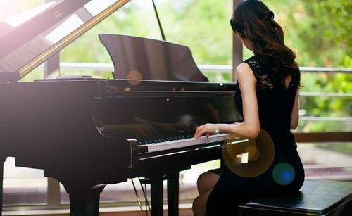 高跟鞋踩钢琴踏板视频,一场别开生面的音乐奇遇